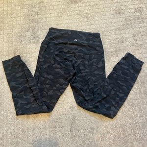 Lululemon Aligns - Black & Gray Camo - Size 6 - 25” length